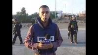 جيش الإحتلال يُلقي قنبلة صوتية على صحفي فلسطيني أثناء تأديته تقريراً مُصوراً