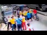 بالفيديو.. لحظة هروب سجين بسبب غباء الضباط بالفلبين