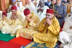 أمير المؤمنين يؤدي صلاة عيد الفطر ويتقبل التهاني بهذه المناسبة السعيدة(فيديو)