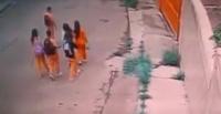 شرطيان بملابسهما المدنية ينقذان 4 فتيات من السرقة (فيديو)