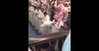 بالفيديو.. رد فعل رجل عندما سمع آيات العذاب والنار خلال الصلاة