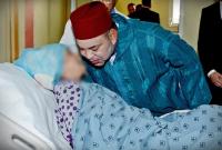 جلالة الملك يفاجئ الفتاة التي اعترضت سبيل موكبه بالعيون