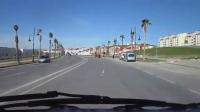 الشرطة بتطوان تجبر سائق سيارة على جمع أزبال قام برميها وسط الطريق