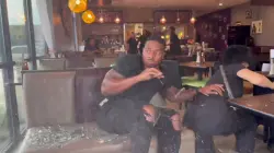 بالفيديو.. سيارة تحط على مائدة مؤثرين يصوران الطعام