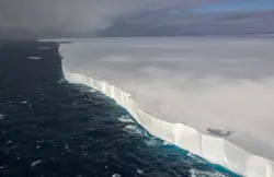 كارثة كبرى تلوح في الأفق بعد تحرك أكبر جبل جليدي في العالم