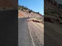 ردو بالكم..مواطنون يفضحون الغش ويحذرون أصحاب المركبات من خطر انهيار جرف بطريق جبلية (فيديو)