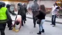شاهد اعتداء الشرطة الاسبانية بالضرب المبرح على أحد المتظاهرين الشباب بمناسبة عيد الشغل