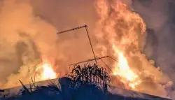 حريق مدمر يلتهم منزلاً بسبب بطارية ليثيوم والعائلة تنجو بأعجوبة