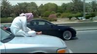 شاهد.. شبه انتحار لشاب يجلس على مقدمة سيارة!