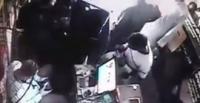 بالفيديو.. شاب يسرق هاتفا ثمينا بطريقة ماكرة
