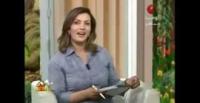 بالفيديو.. متصل يحرج مذيعة على الهواء بسبب ملابسها القصيرة