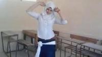 بالفيديو.. طالبة ثانوي محجبة بمصر في وصلة رقص داخل الفصل