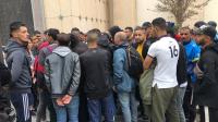 بدعوى إحصائهم .. السلطات الاسبانية تجمع عدد من الشبان المغاربة بمخزن للسلع في سبتة وهروب عدد منهم (فيديو)