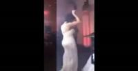 بالفيديو.. شاهد ماذا فعلت فتاة لاستفزاز عروس في حفل زفافها