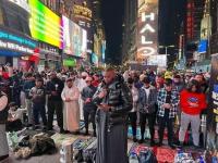 لأول مرة في أمريكا: مئات المسلمين يؤدون صلاة التراويح في ميدان "تايمز سكوير" وسط اندهاش الجميع (فيديو)