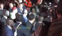 شاهد حراس الملك يتدخلون لإيقاف شخص أراد عناقه وسط حشد كبير بالسنغال