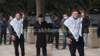 يهودي مغربي يرفع الشارة النصر لفلسطين أمام البرلمان ويهتف: لابد من تحرير فلسطين..