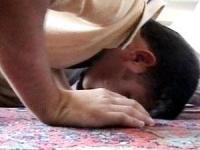 حكم إغماض العينين في الصلاة (فيديو )