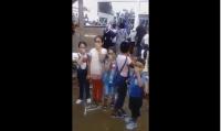 اليوم الأول من الدراسة.. شوف شنوا لقاوا الدراري الصغار قدام المدرسة ديالهم