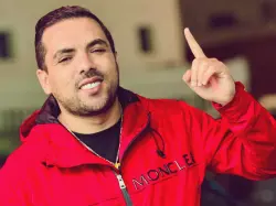 الكوميدي "سكيزوفرين" يعلن إصابته بـ"شلل نصفي" على مستوى الوجه