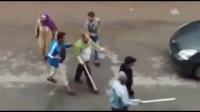 خطير...عصابة من الشباب يهاجمون النساء في الشارع العام