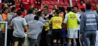 مشاجرة كبيرة بين اللاعبين تنهي مباراة في الدوري البرازيلي (فيديو)
