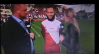 لاعب مغربي ملتزم دينيا يرفض مصافحة صحفية هولندية