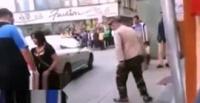 بالفيديو.. مصري يلقن هنديا مخمورا وزوجته «علقة ساخنة» لتحرشهما بالمارة