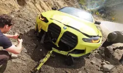 لحظة تحطم بي ام دبليو M4 على طريق جبلي