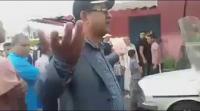 مواطن بالناظور للقوات المساعدة : شكون هاد الحمار لي عطاكم الأوامر؟