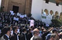 محامو الدار البيضاء في وقفة اتجاجية حاشدة تضامنا مع زميلهم الطالبي الذي أتلف مكتبه بدون سند قانوني