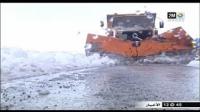 فتح المحور الطرقي ميدلت أزرو بعد أن بلغ ارتفاع الثلوج 70 سنتمتر