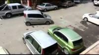 شاهد ماذا فعل سائق غاضب بسيارة تمنعه من الخروج بسيارته