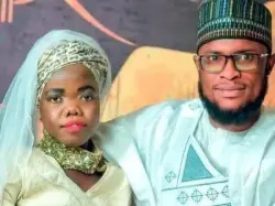 محكمة تجبر مؤثراً على الزواج بمؤثرة من قصار القامة بعدما قبّلها على المباشر