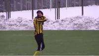 لقطة غريبة .. لاعب كرة قدم يردّ على هاتفه أثناء المباراة  (الفيديو)
