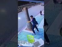 كاميرا مراقبة تفضح عملية سرقة “فريتورة” بمطعم شهير !