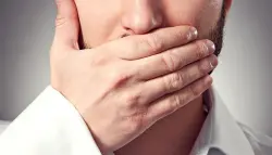 رائحة الفم الكريهة: بين الأسباب النفسية والموضوعية وطرق العلاج