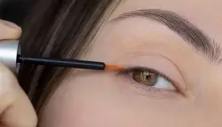 تحذيرات من مخاطر خفية في منتج تجميل رائج قد يغير لون العيون ويسبب تلفاً خطيراً للجفون