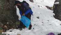 مبادرة حسنة: مواطن من نواحي شفشاون ينظف منتجعا طبيعيا من مخلفات ما يتركه الزوار وسط الثلوج