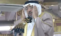 في مشهد مؤثر.. مؤذن المسجد النبوي يفارق الحياة وهو يردد الآذان (فيديو)