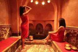 مرة أخرى.. اعتقال 17 شخصًا بعد مداهمة أمنية لحمام “سبا” مشبوه بمراكش