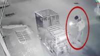 شخص شعل العافية فبوطات قدام حانوت بالدار البيضاء