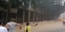 لحظة إنقاذ سيدة جرفتها السيول في أحد الشوارع