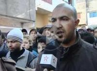 شخص يستخرج جثة مدفونة في مقببرة بالصخيرات