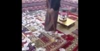 بالفيديو.. شاب سعودي يتباهى بكنس الأموال يشعل مواقع التواصل
