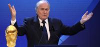 بلاتر يحضر قرعة مونديال روسيا 2018 ويلوم فرنسا وألمانيا على مونديال قطر