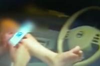 بالفيديو: صيني يقود سيارته بقدمه وهو يلعب بهاتفه النقال