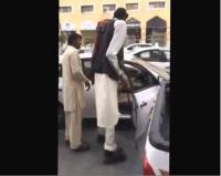 بالفيديو: كيف يركب أطول رجل في العالم التاكسي