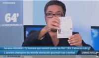 الملاكم زكرياء المومني يمزق جواز سفره المغربي على الهواء مباشرة