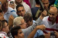 مرتضى منصور يرفع الحذاء في وجه جمهور الوداد